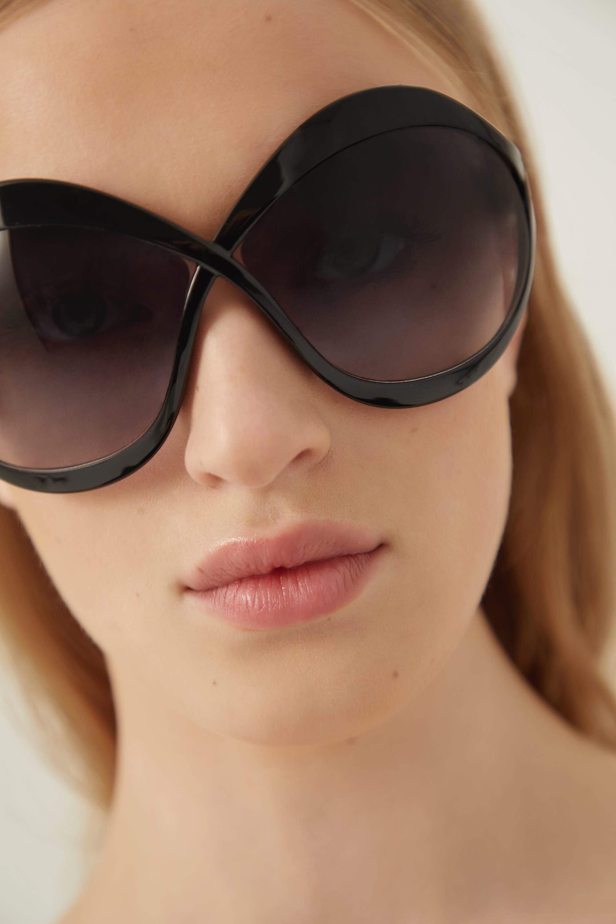 Tom Ford iconic femenine sunglasses in black