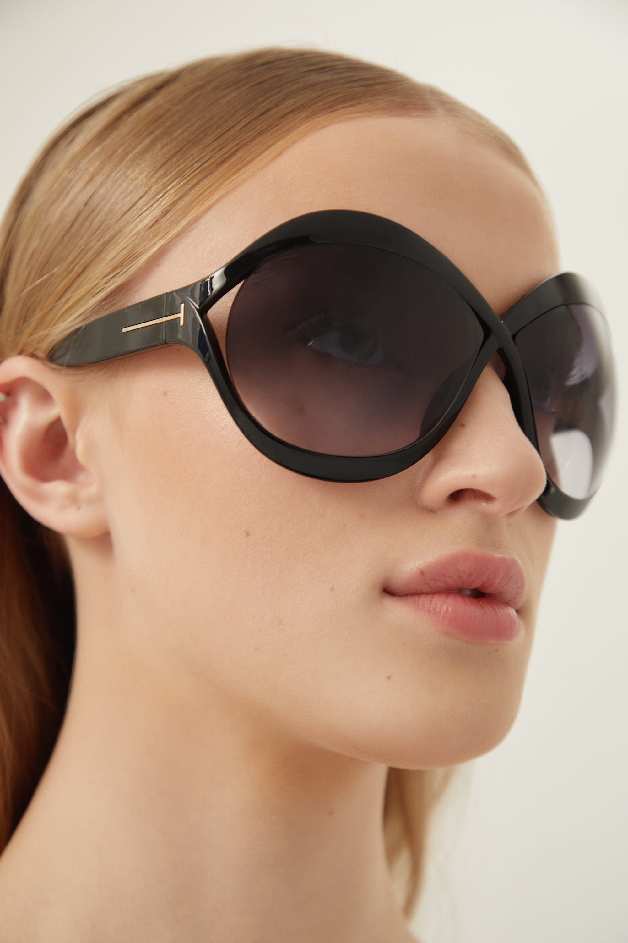 Tom Ford iconic femenine sunglasses in black