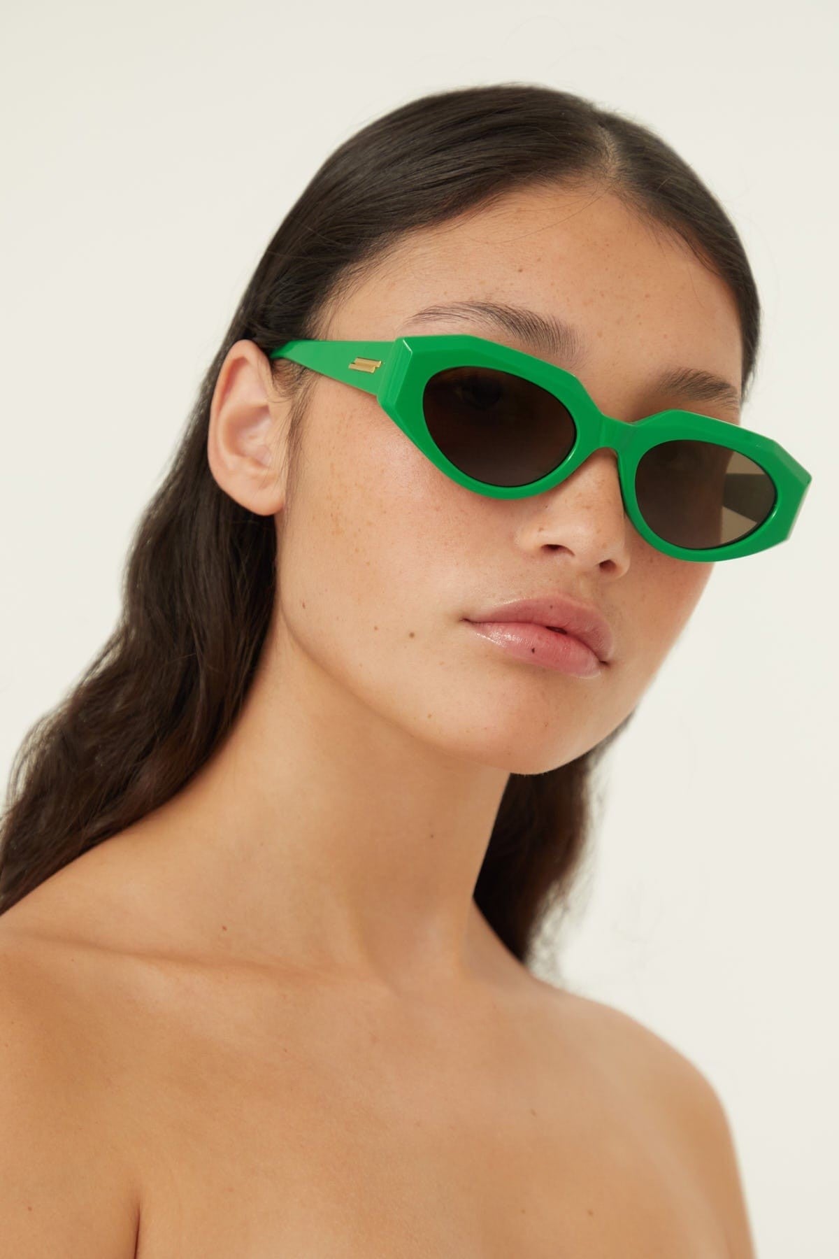 Bottega Veneta oval femenine green sunglasses