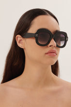 Load image into Gallery viewer, Alaia black oversize squared sunglasses - Eyewear Club

